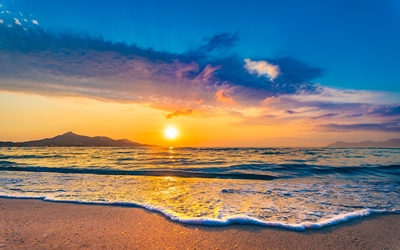 Auringonnousu meren rannalla, ranta