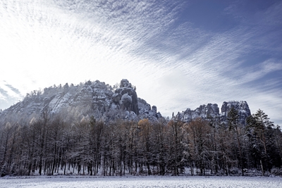 Pokryty śniegiem skalisty krajobraz