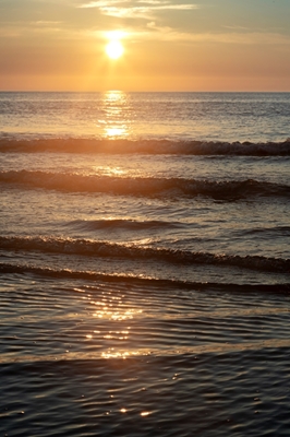 Złoty zachód słońca nad morzem