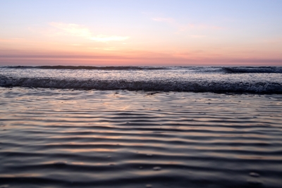 Zmarszczki na morzu, wschód słońca