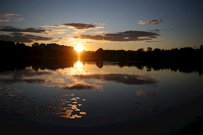 Auringonlasku Råstasjönin yllä