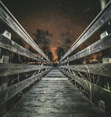 Ponte de madeira à noite