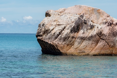 Duża skała w morzu