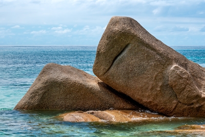 Falaises de granit dans la mer