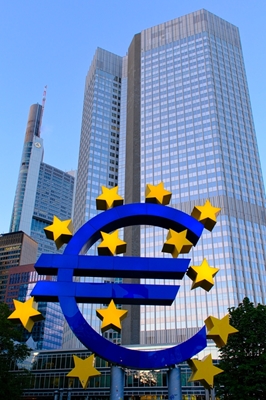Symbol eura ve Frankfurtu nad Mohanem