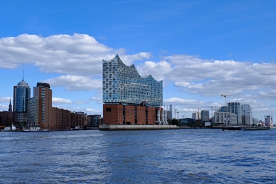 Panorama vanaf de haven van Hamburg