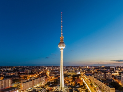 De toren van TV in Berlijn in de avond