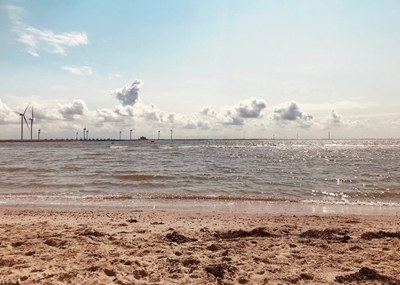 Pilviä Alankomaiden rannikon yllä