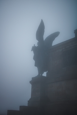 Tåge-indhyllet vogter statue