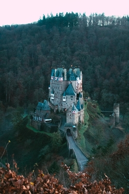 Eltz Castle i skumringen