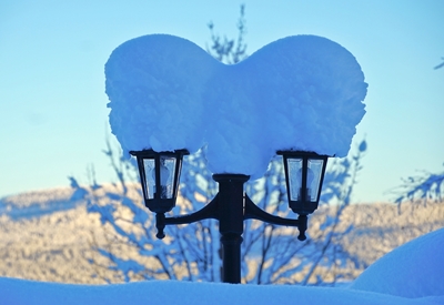 Large amount of snow on lamps