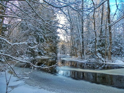 Vista invernale sul fiume