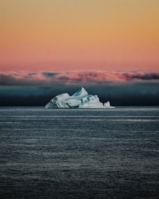 Isfjell i midnattssol