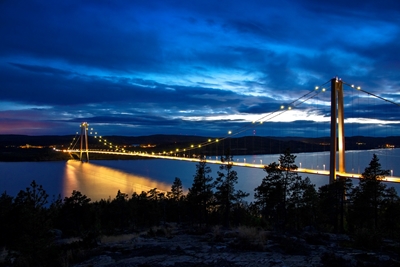 Die High Coast Bridge in der Blauen Stunde