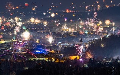 Vuurwerk op oudejaarsavond boven Graz
