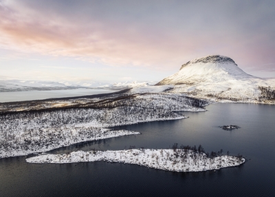 Časná zima jezera Tsahkaljärvi