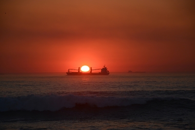 Overzeese zonsondergang met boot