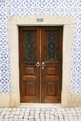 Oude bruine deur Portugal