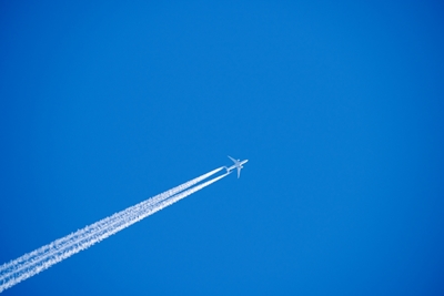 Vliegtuig tegen natuurlijk blauw
