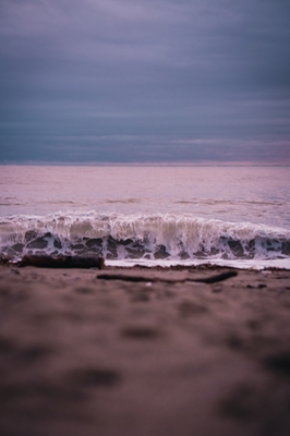 Strand med bølger