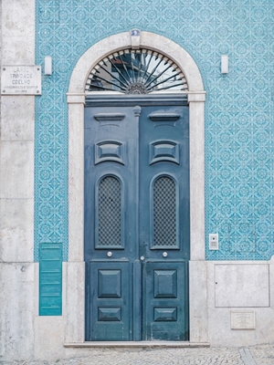 Niebieskie drzwi nr. 9 w Lizbonie