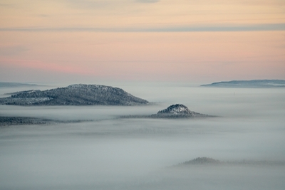 Dimma mellan bergen