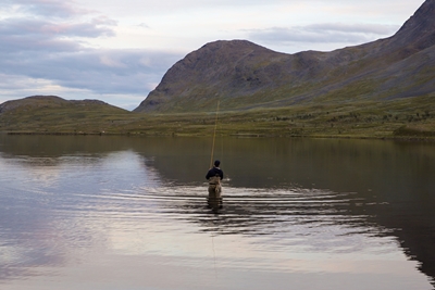 Rybář v klidné vodě