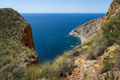 Kliffen en blauwe Middellandse Zee