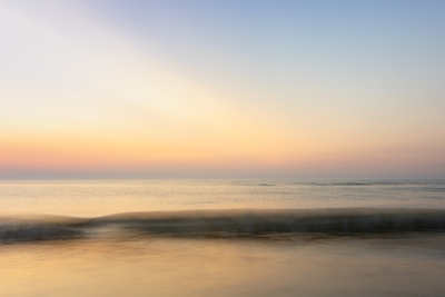 Gouden zonsondergang aan zee