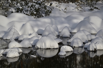 Hats of snow in river 