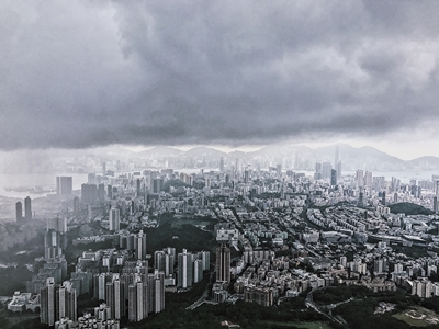HK under molnen