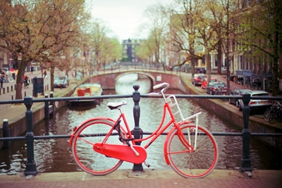 Amsterdamse gracht met fiets