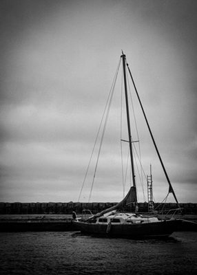 Een boot in de haven van Kivik.