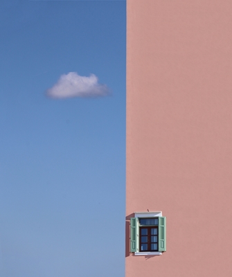 Różowa ściana i chmura 