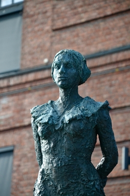 Statue of Aasta Hansteen 3