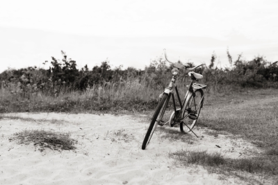 Sykkel på ensom strand