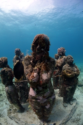 Escultura subaquática da mulher