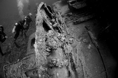 Wreck with Divers Black&White