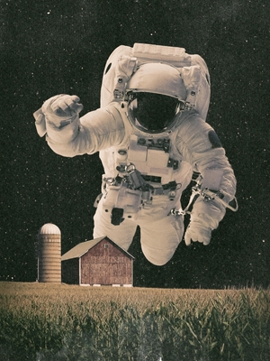 Astronaut zweeft boven een boerderij