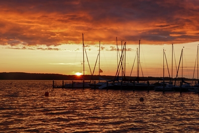 Auringonlasku venesatamassa