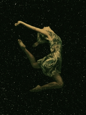 Nainen tanssii tähtien keskellä