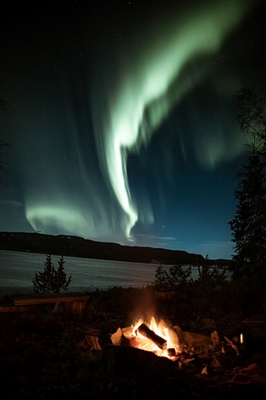 Auroras boreales sobre el fuego