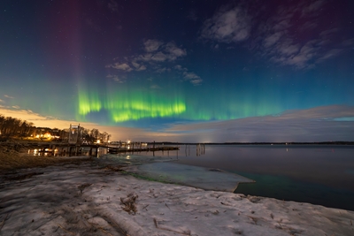 Auroras boreales sobre el mar