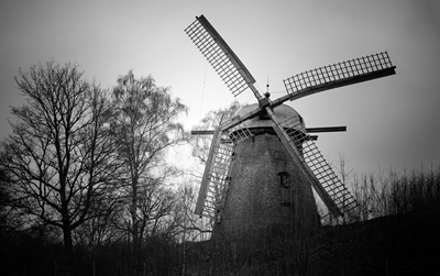Moulin à vent en noir et blanc