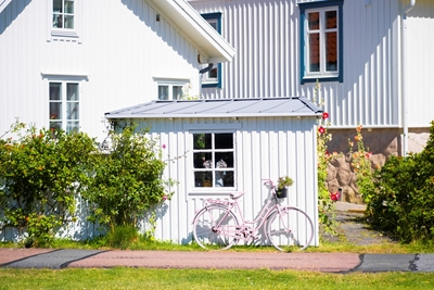 Vila sueca com bicicleta rosa