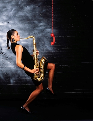 Žena hrající na saxofon.