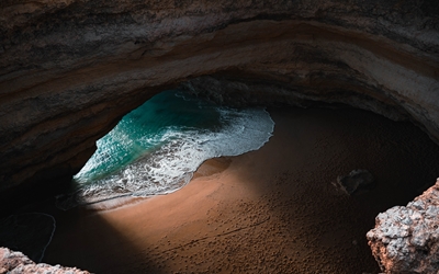 Der Strand in der Höhle