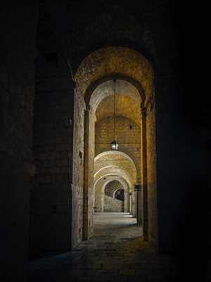 Gewölbter Korridor, Backsteinmauern