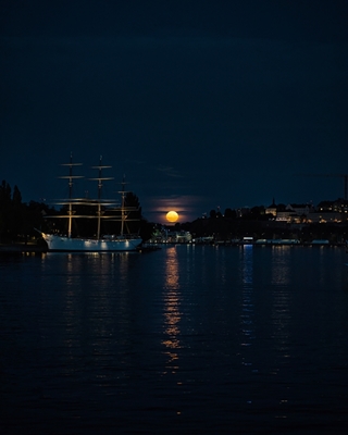 Sorgere della luna a Stoccolma