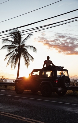 Homme assis sur une jeep